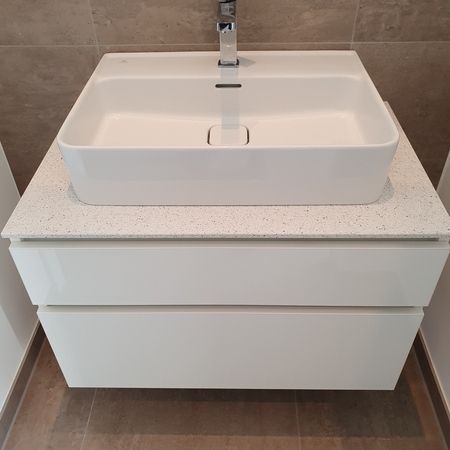 Waschbecken mit einem weißen Unterschrank