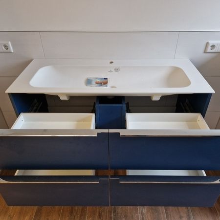 Waschbecken mit einem blauen Unterschrank