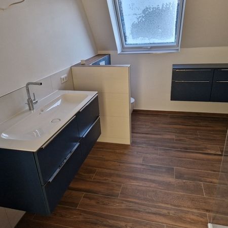 Waschbecken mit schwarzen Unterschrank