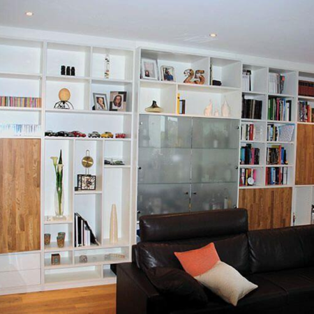 Regalwand mit Vitrine