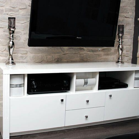 Sideboard unter einem Fernseher im Wohnzimmer