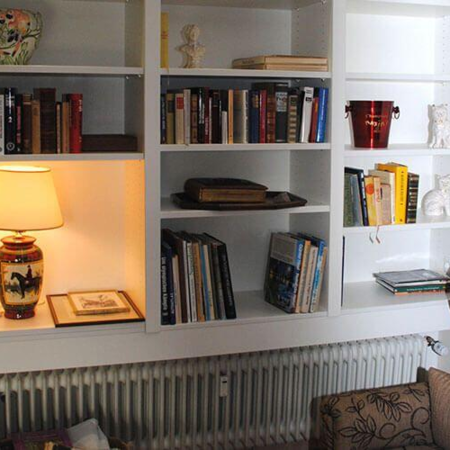 Bücherregal an der Wand