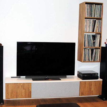 Sideboard mit Fernseher und Lautsprechern