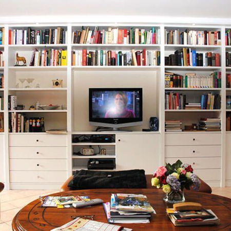 Regalwand mit Fernseher