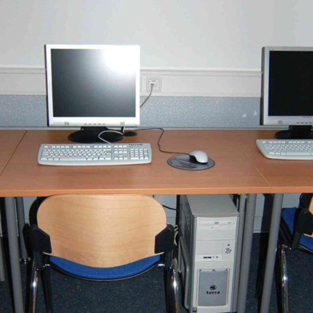 EDV Sitz-Arbeitsplätze - Computer mit Monitor, Maus, Tastatur