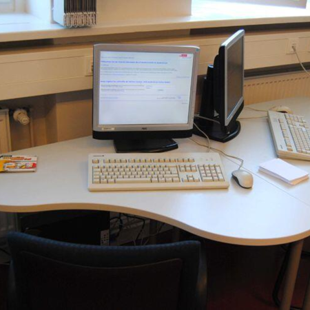 EDV Sitz-Arbeitsplätze - Computer mit Monitor, Maus, Tastatur