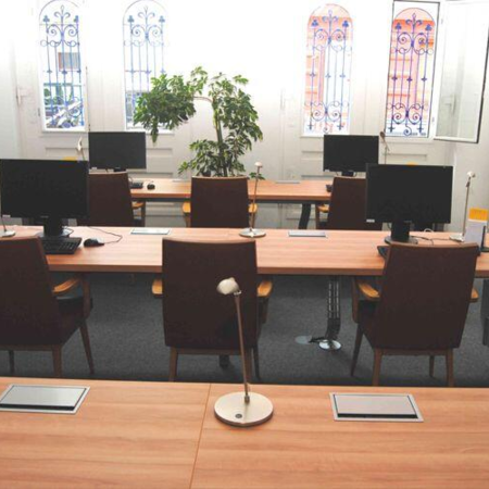 EDV Sitz-Arbeitsplätze in einem Vorleseraum