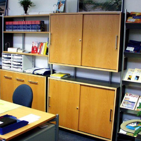 Taschenschrank mit offenen oder verschließbaren Fächern