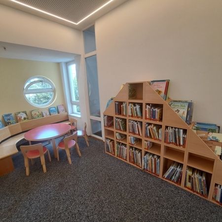 Leseraum mit Modulsystem in Holzoptik mit Büchern