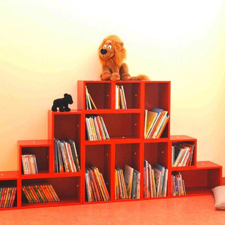 Modulsystem farbig gefüllt mit Büchern