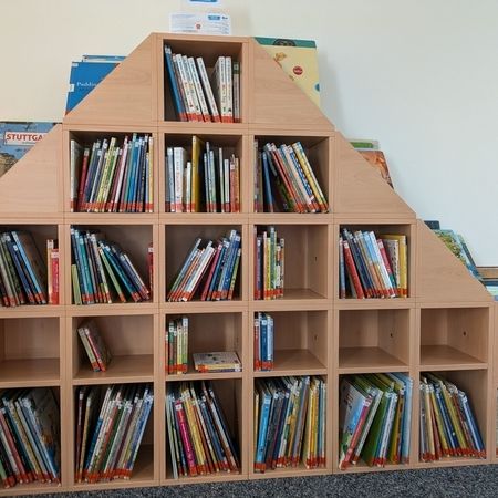 Modulsystem in Holzoptik mit Büchern