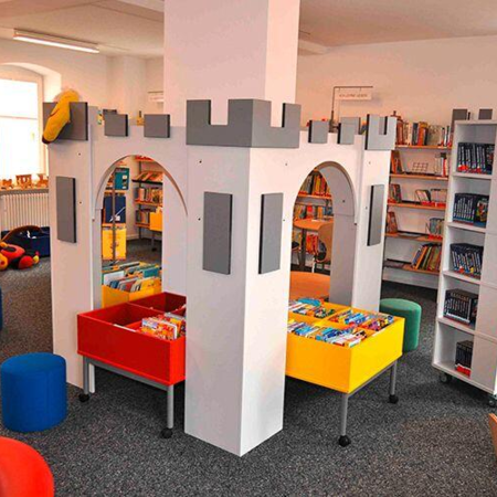 Ritterburg aus Turmelementen zur Aufnahme und Präsentation der Kinderbücher