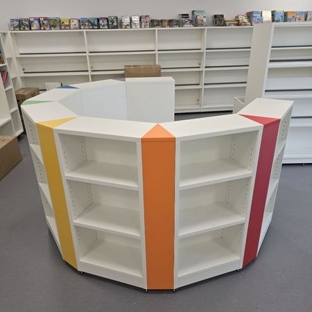 Rundregal - Theke mit Fächern für Bücher