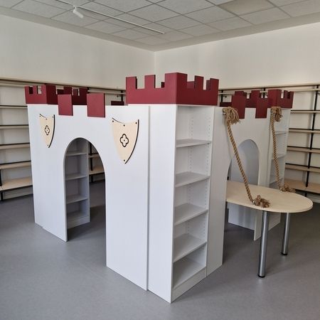 Ritterburg aus Turmelementen zur Aufnahme und Präsentation der Kinderbücher