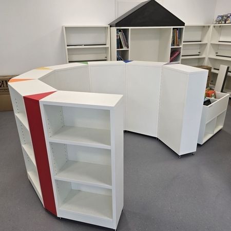 Regalsystem zur Aufnahme und Präsentation der Kinderbücher