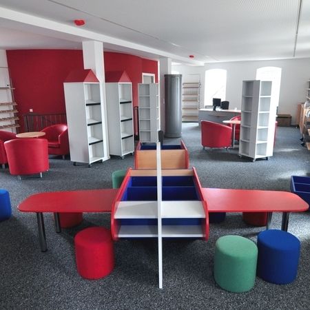 Tisch mit Bilderbuchtrog und einer bunten Sitzgruppe