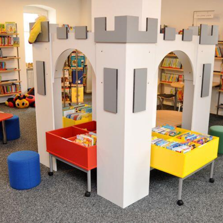 Ritterburg aus Turmelementen zur Aufnahme und Präsentation der Kinderbücher