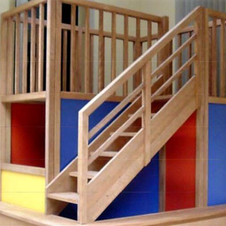 Balkon mit Treppe als Leseplatz