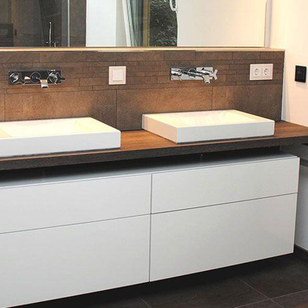 Badmöbel mit Doppelwaschbecken und einem weißen Unterschrank