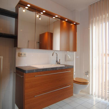 Badmöbel aus Holz mit Spiegelschrank