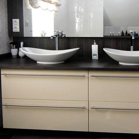 Zwei runde Waschbecken und einem weißen Unterschrank