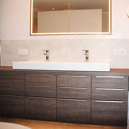 Badmöbel mit Doppelwaschbecken und einem dunklen Unterschrank