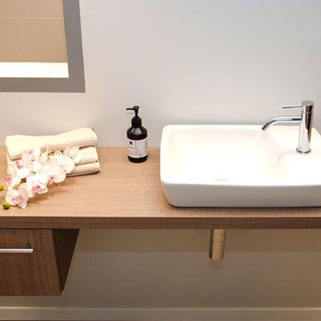 Waschbecken auf einer Holzplatte mit Schublade