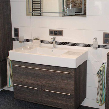 Badmöbel mit Waschbecken und einem dunklen Unterschrank