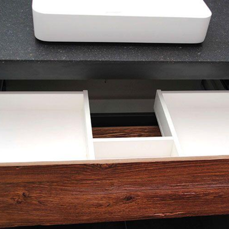 Waschbecken mit Unterschrank aus Holz