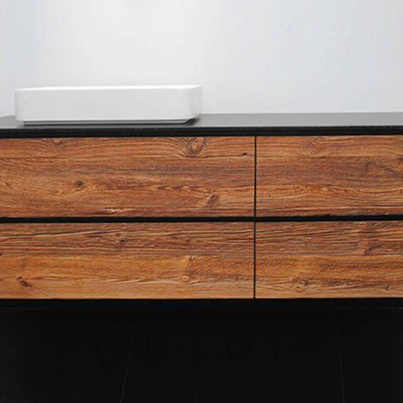 Waschbecken und einem schwarzen Unterschrank