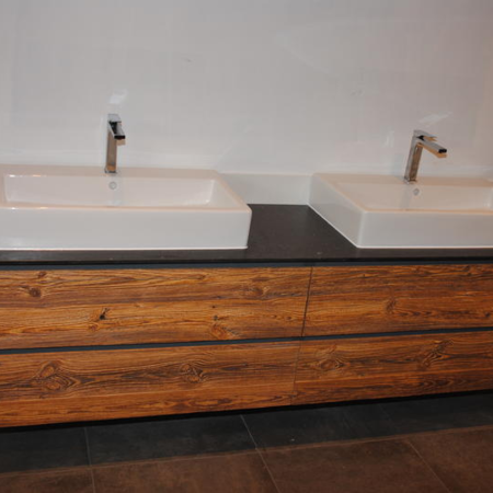 Badmöbel mit Doppelwaschbecken und einem schwarzen Unterschrank