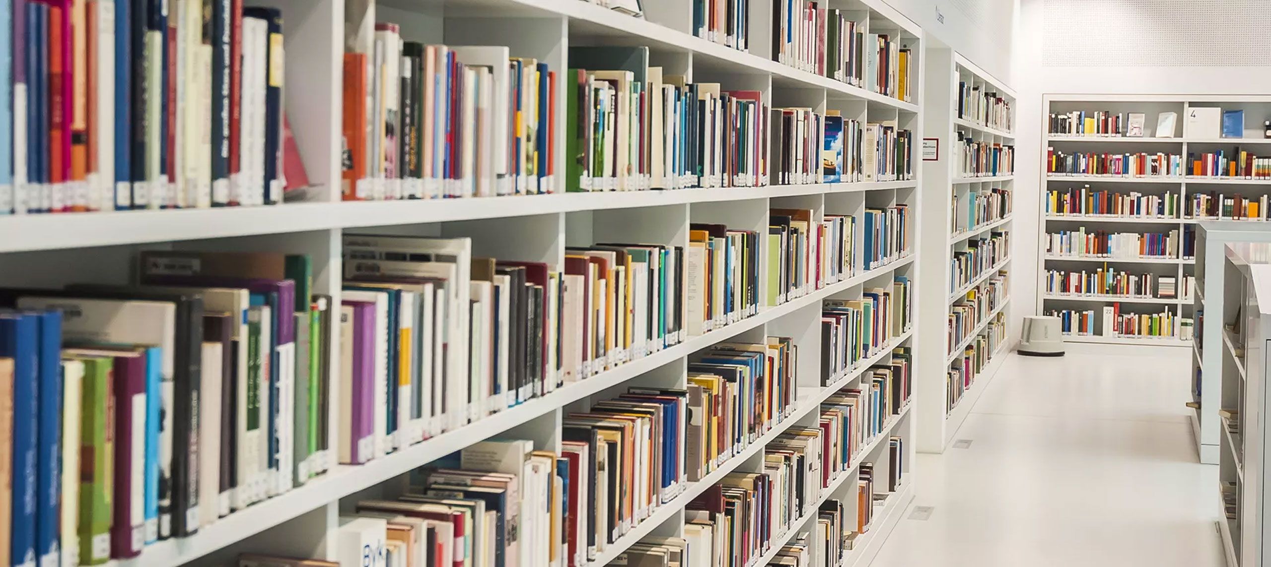 Helle Bücherregale in einer Bibliothek