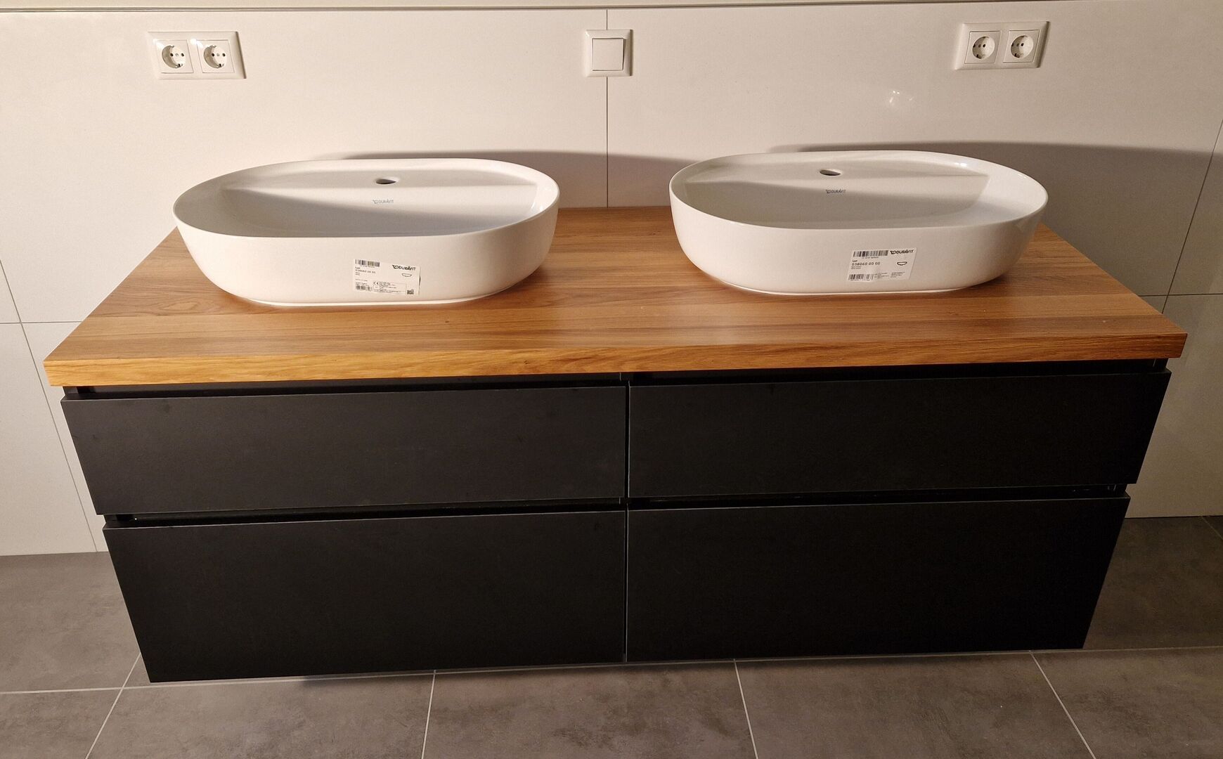 Badmöbel mit Doppelwaschbecken und einem schwarzen Unterschrank