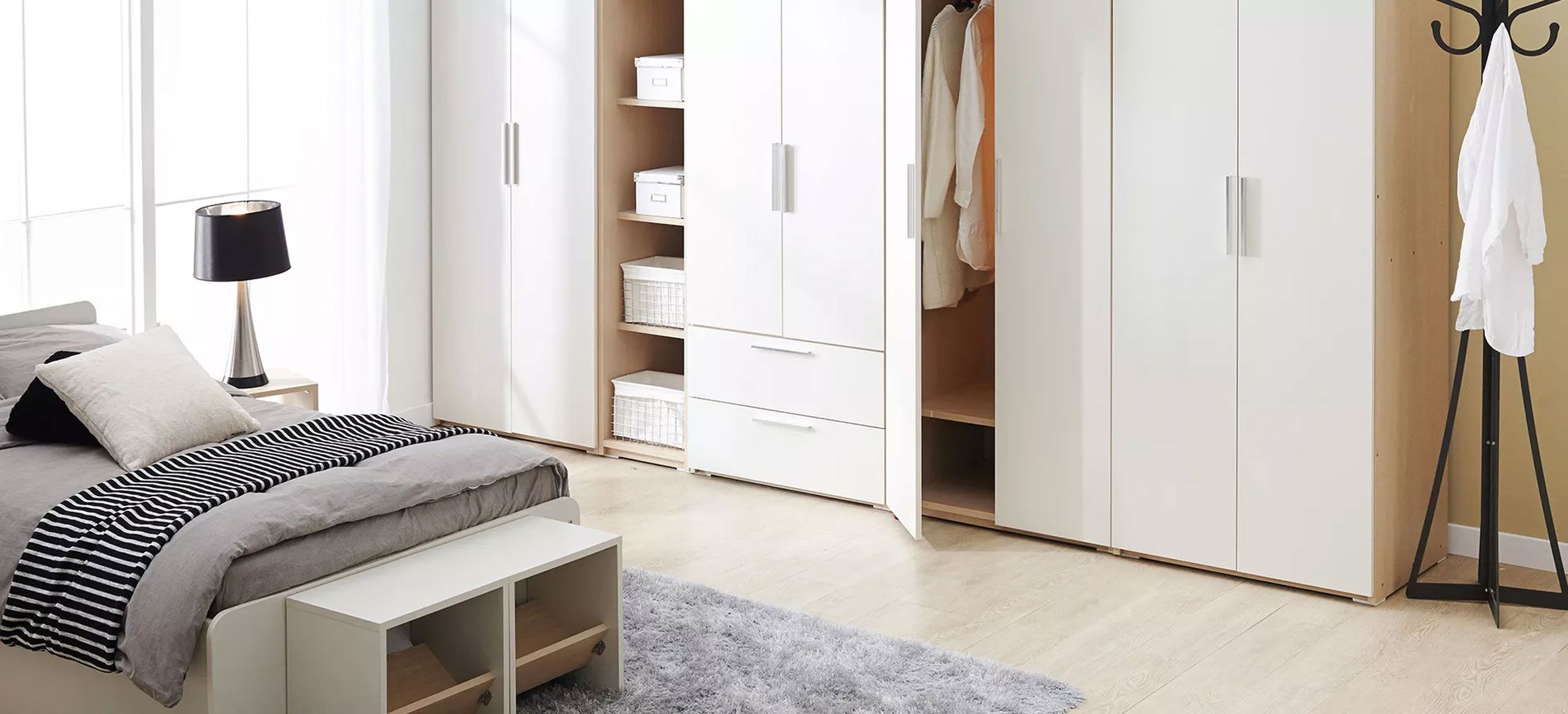 Helles modernes Schlafzimmer